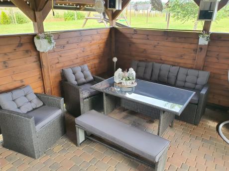 Ciemnoszare meble do ogrodu