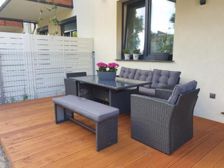 Ciemnoszare meble do ogrodu