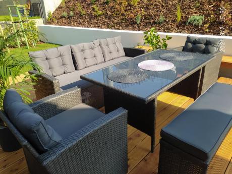 Ciemnoszare meble do ogrodu