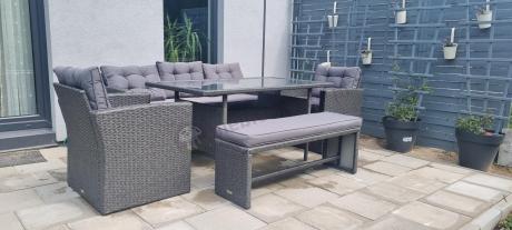 Ciemnoszare meble do ogrodu