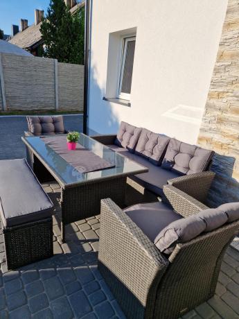 Ciemnoszare meble do ogrodu