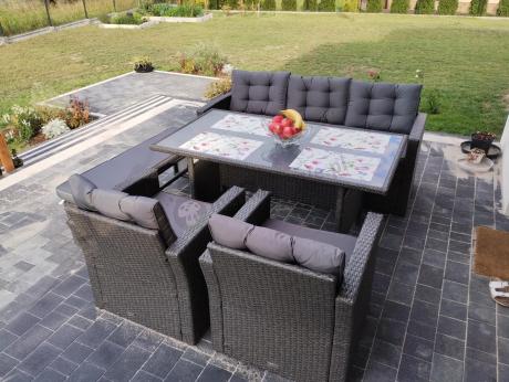 Ciemnoszare meble do ogrodu