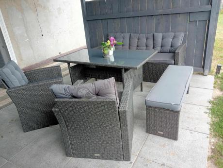 Ciemnoszare meble do ogrodu
