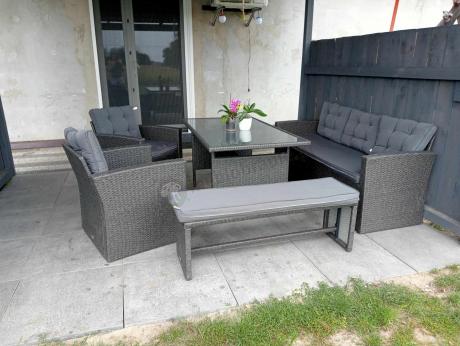 Ciemnoszare meble do ogrodu