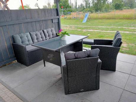 Ciemnoszare meble do ogrodu