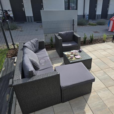 Ciemnoszary zestaw mebli ogrodowych ze stolikiem kawowym