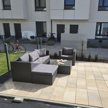 Ciemnoszary zestaw mebli ogrodowych ze stolikiem kawowym