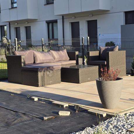 Ciemnoszary zestaw mebli ogrodowych ze stolikiem kawowym