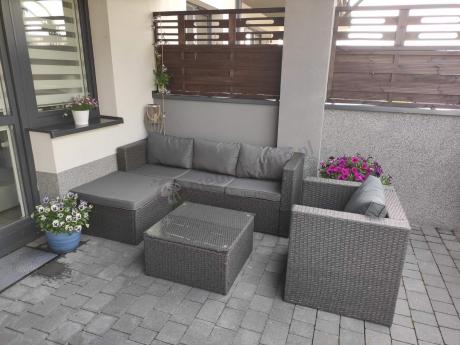 Ciemnoszary zestaw mebli ogrodowych ze stolikiem kawowym