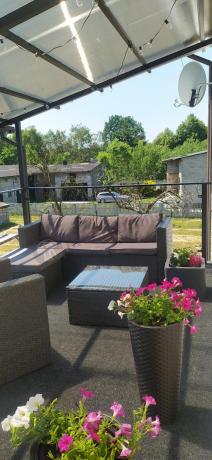 Ciemnoszary zestaw mebli ogrodowych ze stolikiem kawowym