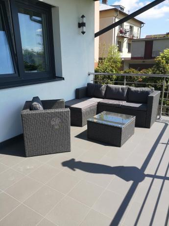 Ciemnoszary zestaw mebli ogrodowych ze stolikiem kawowym