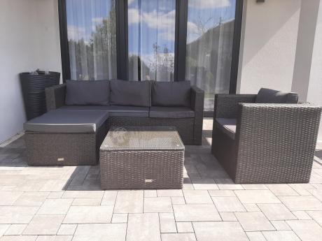 Ciemnoszary zestaw mebli ogrodowych ze stolikiem kawowym