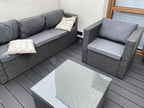 Ciemnoszary zestaw mebli ogrodowych ze stolikiem kawowym