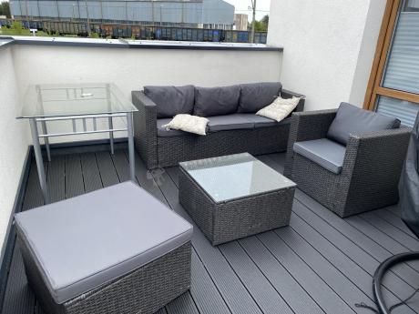 Ciemnoszary zestaw mebli ogrodowych ze stolikiem kawowym