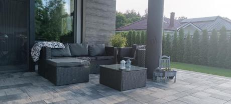 Ciemnoszary zestaw mebli ogrodowych ze stolikiem kawowym