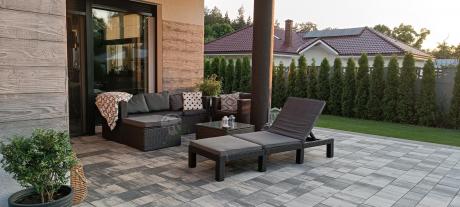 Ciemnoszary zestaw mebli ogrodowych ze stolikiem kawowym