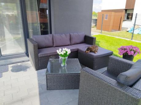 Ciemnoszary zestaw mebli ogrodowych ze stolikiem kawowym