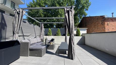 Ciemnoszary zestaw mebli ogrodowych ze stolikiem kawowym