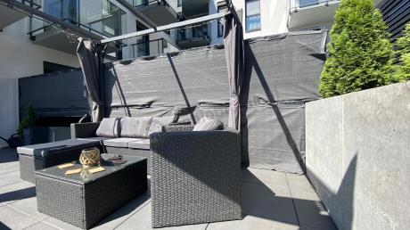 Ciemnoszary zestaw mebli ogrodowych ze stolikiem kawowym