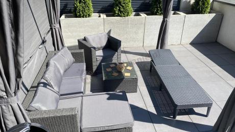 Ciemnoszary zestaw mebli ogrodowych ze stolikiem kawowym