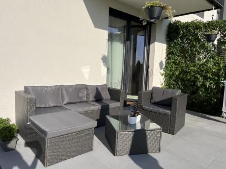 Ciemnoszary zestaw mebli ogrodowych ze stolikiem kawowym