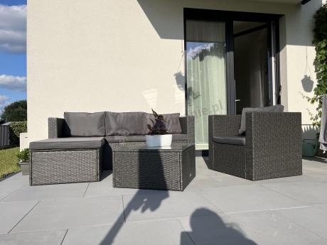 Ciemnoszary zestaw mebli ogrodowych ze stolikiem kawowym