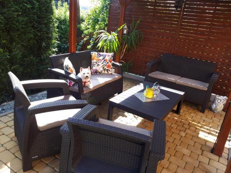 Brązowy zestaw ogrodowy z regulowanym stolikiem