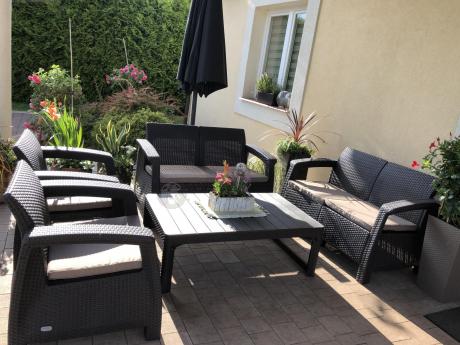 Brązowy zestaw ogrodowy z regulowanym stolikiem