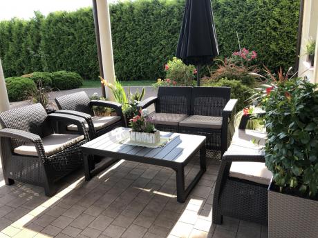 Brązowy zestaw ogrodowy z regulowanym stolikiem