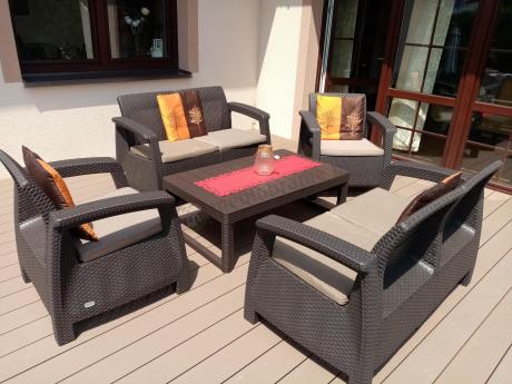 Brązowy zestaw ogrodowy z regulowanym stolikiem