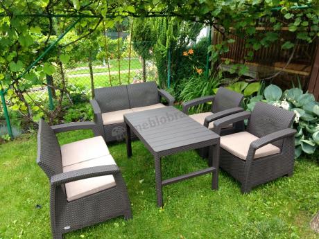 Brązowy zestaw ogrodowy z regulowanym stolikiem