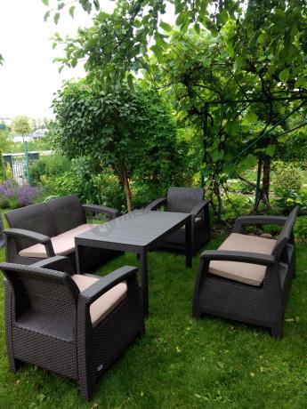 Brązowy zestaw ogrodowy z regulowanym stolikiem