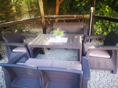 Brązowy zestaw ogrodowy z regulowanym stolikiem