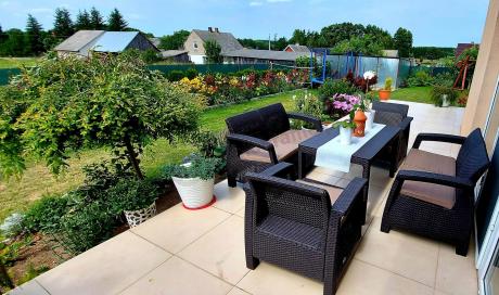 Brązowy zestaw ogrodowy z regulowanym stolikiem