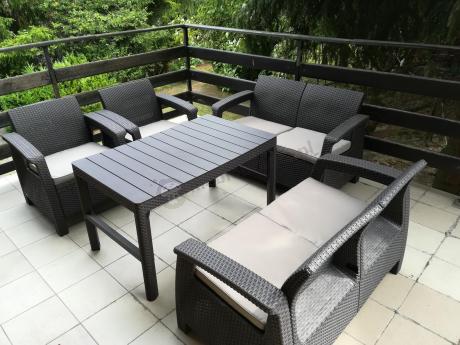 Brązowy zestaw ogrodowy z regulowanym stolikiem