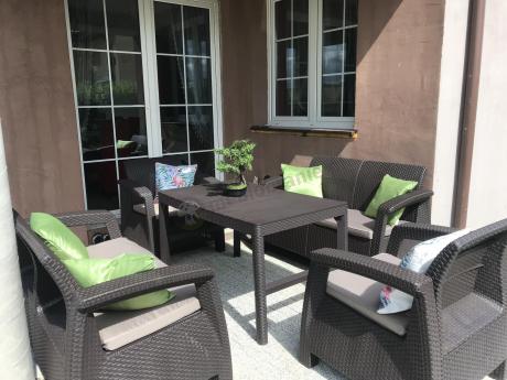 Brązowy zestaw ogrodowy z regulowanym stolikiem