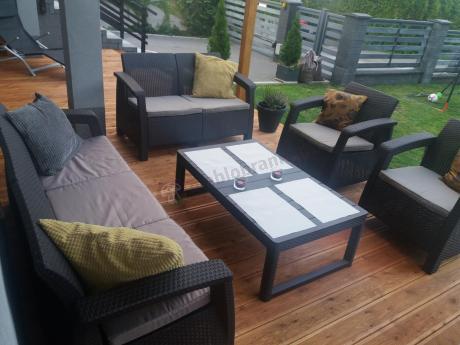 Brązowy zestaw ogrodowy z regulowanym stolikiem