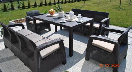 Brązowe meble ogrodowe z wysokim stołem