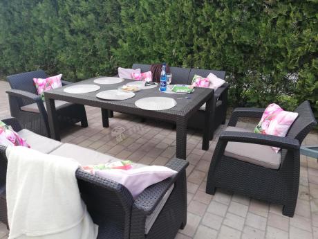 Brązowe meble ogrodowe z wysokim stołem