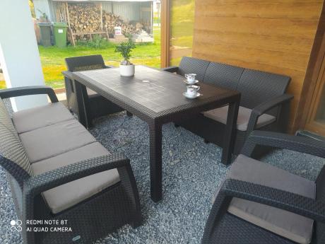 Brązowe meble ogrodowe z wysokim stołem