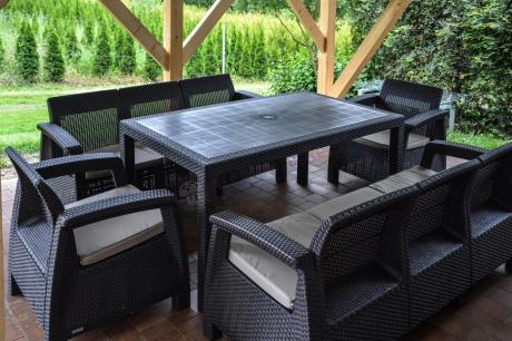 Brązowe meble ogrodowe z wysokim stołem