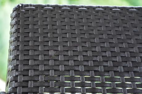 Brązowe meble ogrodowe z wysokim stołem