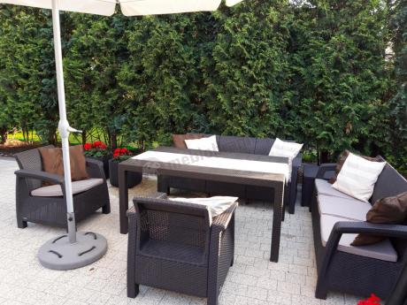 Brązowe meble ogrodowe z wysokim stołem