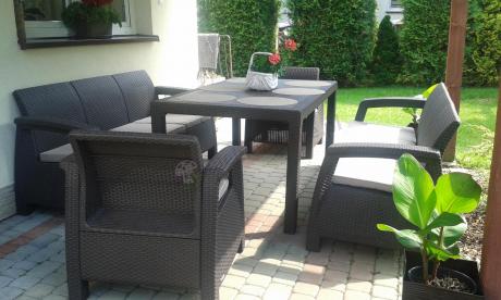 Brązowe meble ogrodowe z wysokim stołem