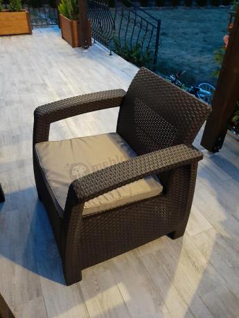 Brązowe meble ogrodowe z wysokim stołem