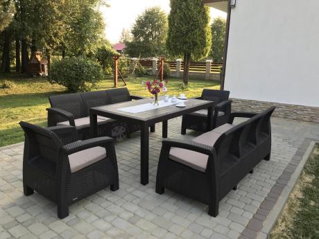 Brązowe meble ogrodowe z wysokim stołem