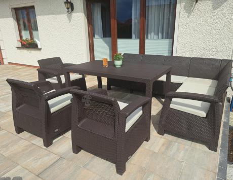Duży brązowy narożnik na taras ze stołem obiadowym Rellme VI i 3 fotelami