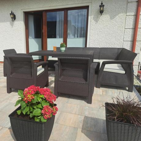 Duży brązowy narożnik na taras ze stołem obiadowym Rellme VI i 3 fotelami