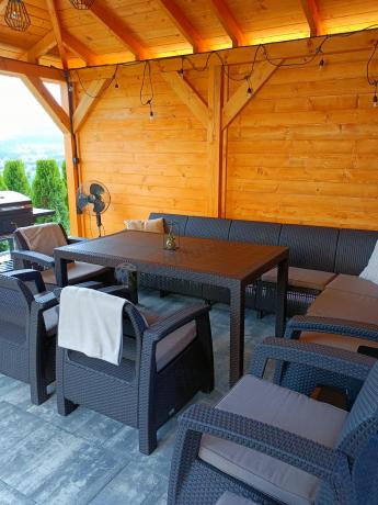 Duży brązowy narożnik na taras ze stołem obiadowym Rellme VI i 3 fotelami