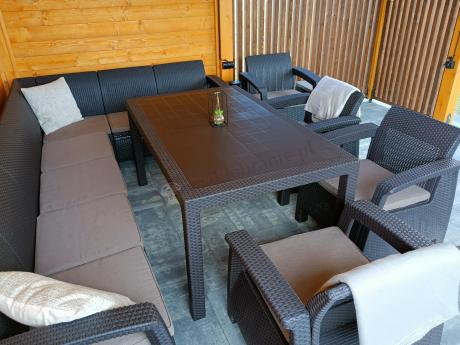 Duży brązowy narożnik na taras ze stołem obiadowym Rellme VI i 3 fotelami